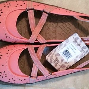 NEW Coral MukLuks, Size 9